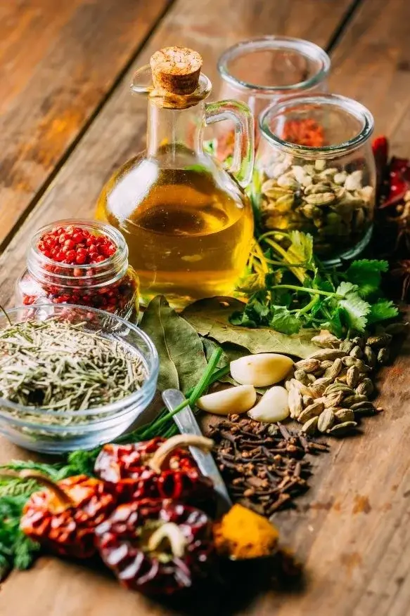 Especias y hierbas medicinales con aceite de oliva para preparaciones naturales